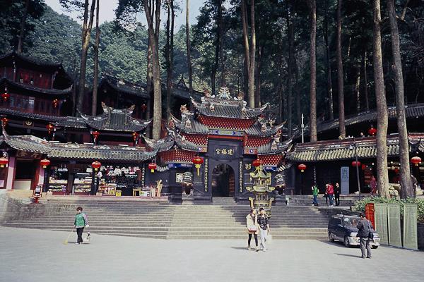 嘉阳小火车+都江堰+熊猫基地+峨眉+乐山双飞6日跟团游炫彩童年S四川