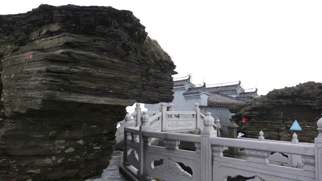 【悠闲梵净山】黄果树瀑布、荔波小七孔、西江千户苗寨、梵净山、镇远古镇 双卧8日/双飞6日游
