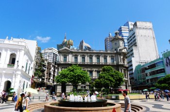 岗顶前地