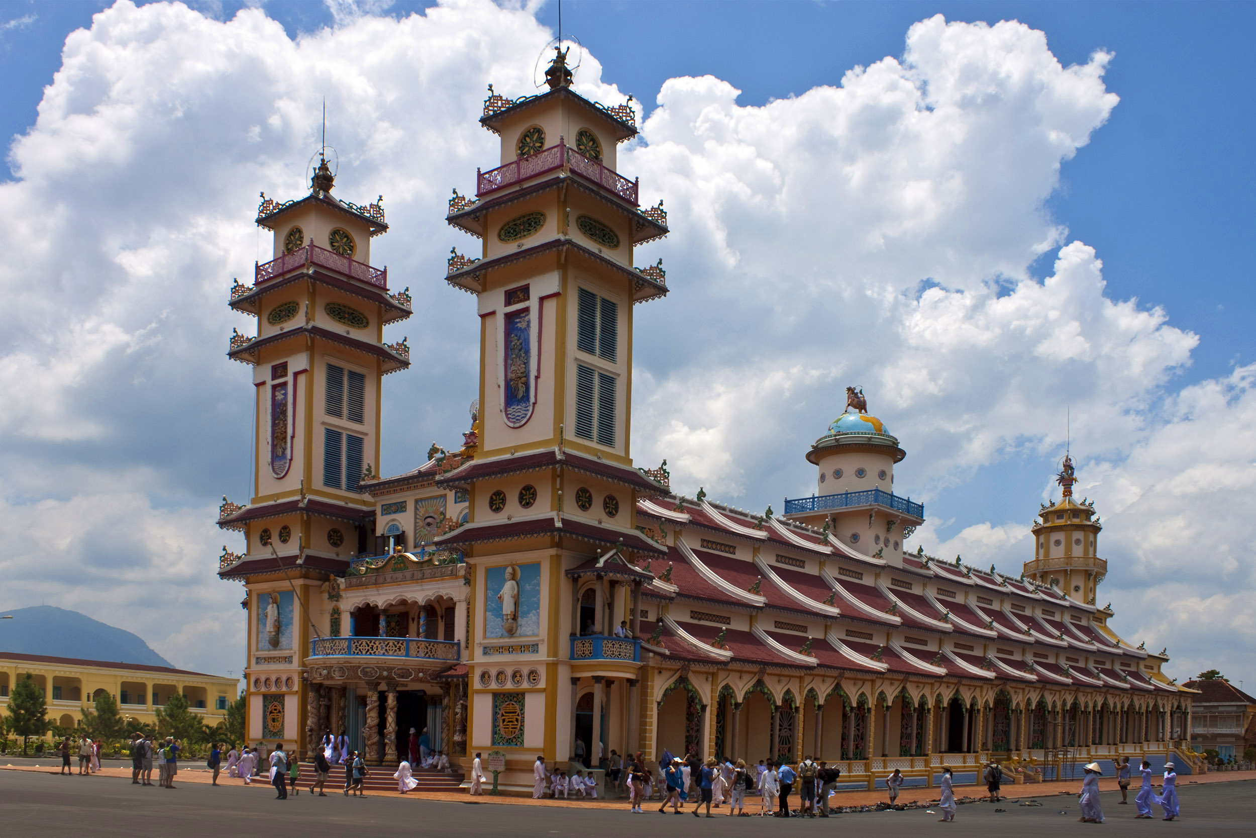 岘港高台教圣地
