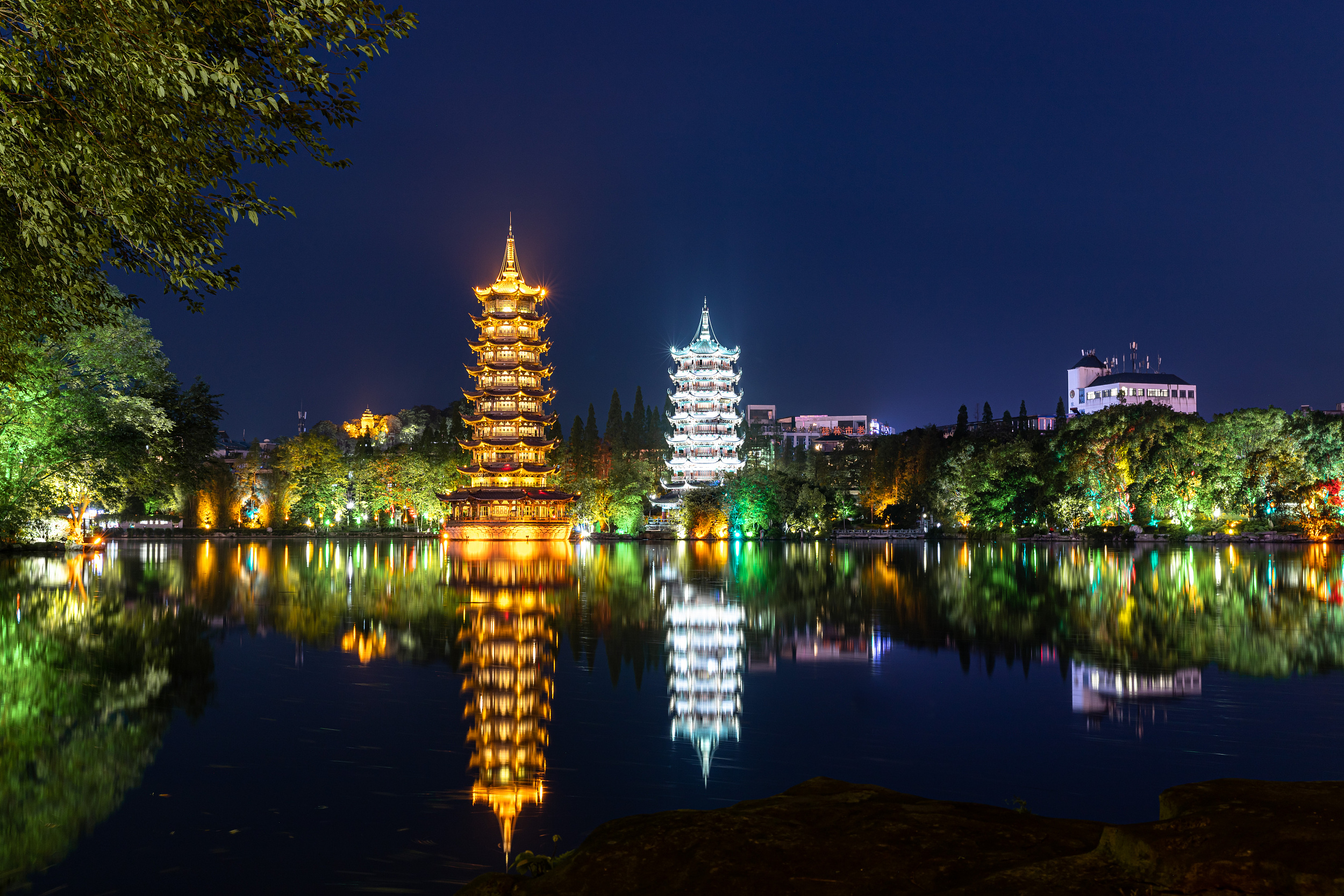 日月双塔