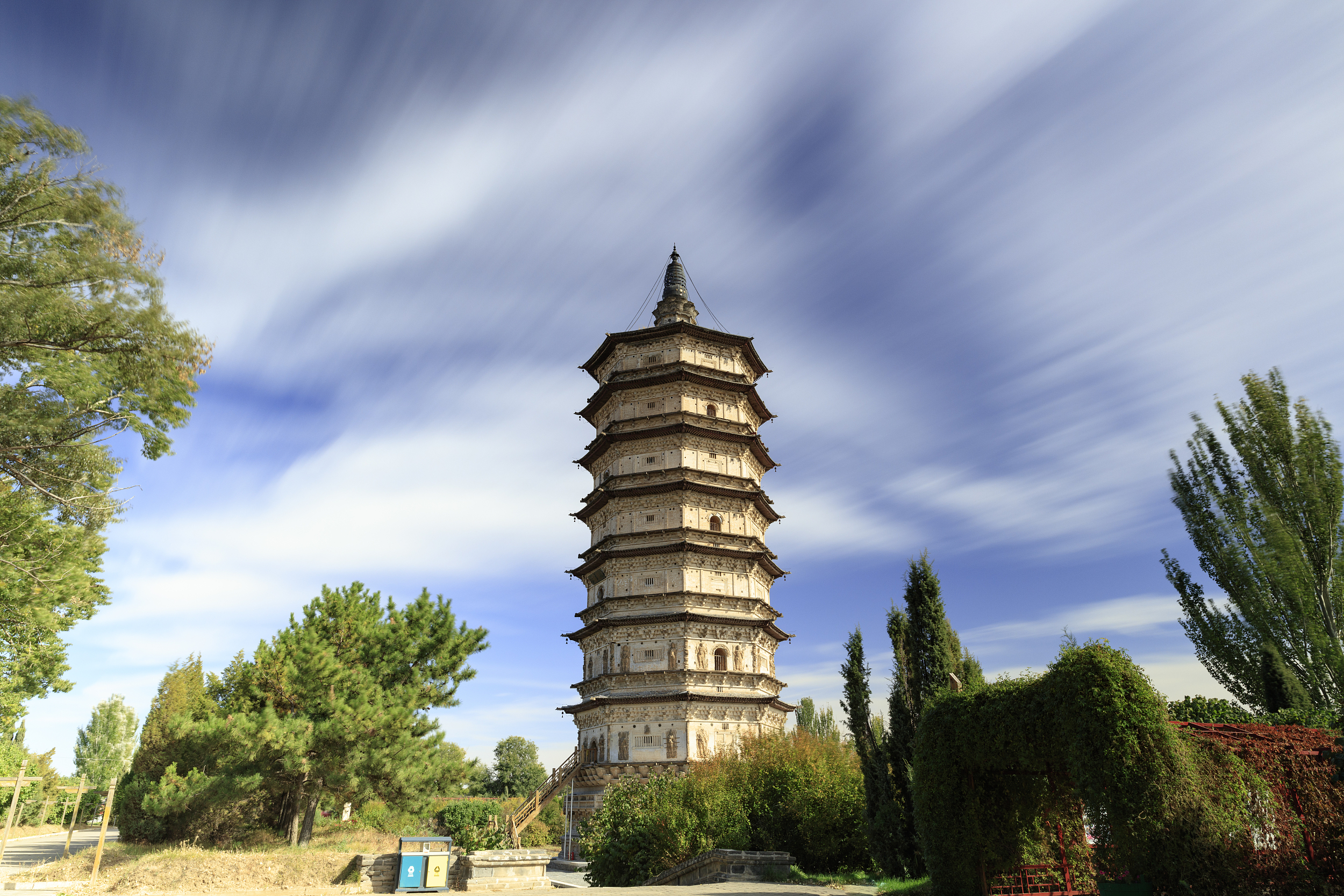 万部华严经塔（白塔）
